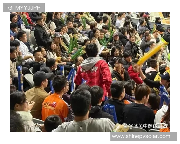 广州球迷齐聚球馆，助威球队夺得关键胜利